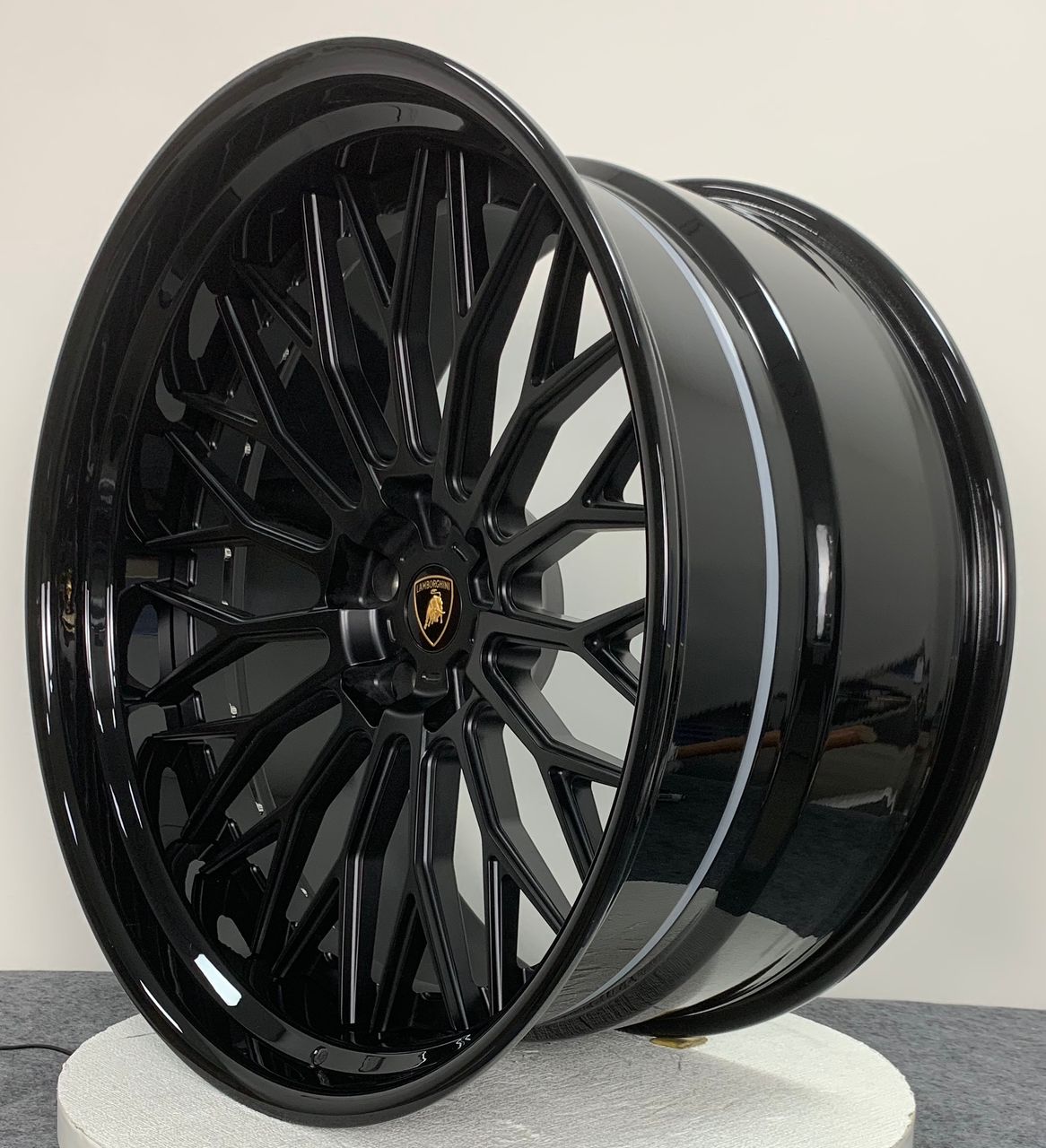 LAMBORGHINI URUS 24' FORGED RAZOR WHEELS