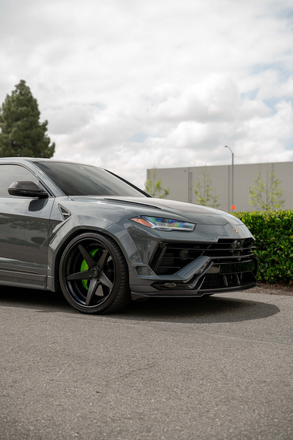 LAMBORGHINI URUS WHEELS AND EXHAUST SYSTEM