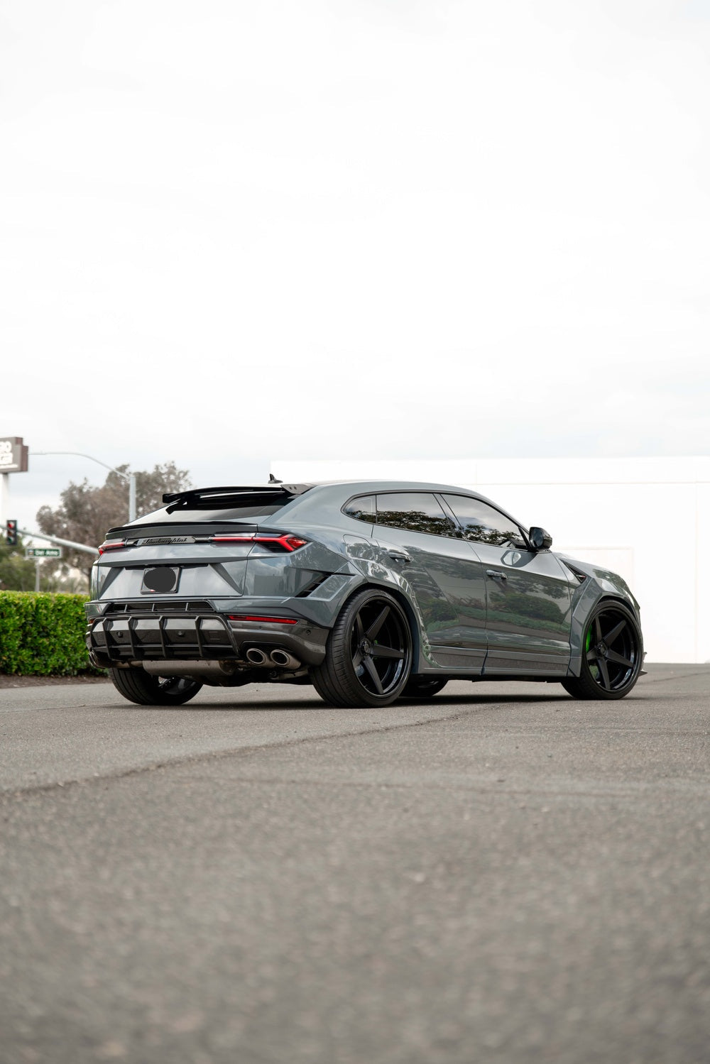 LAMBORGHINI URUS WHEELS AND EXHAUST SYSTEM