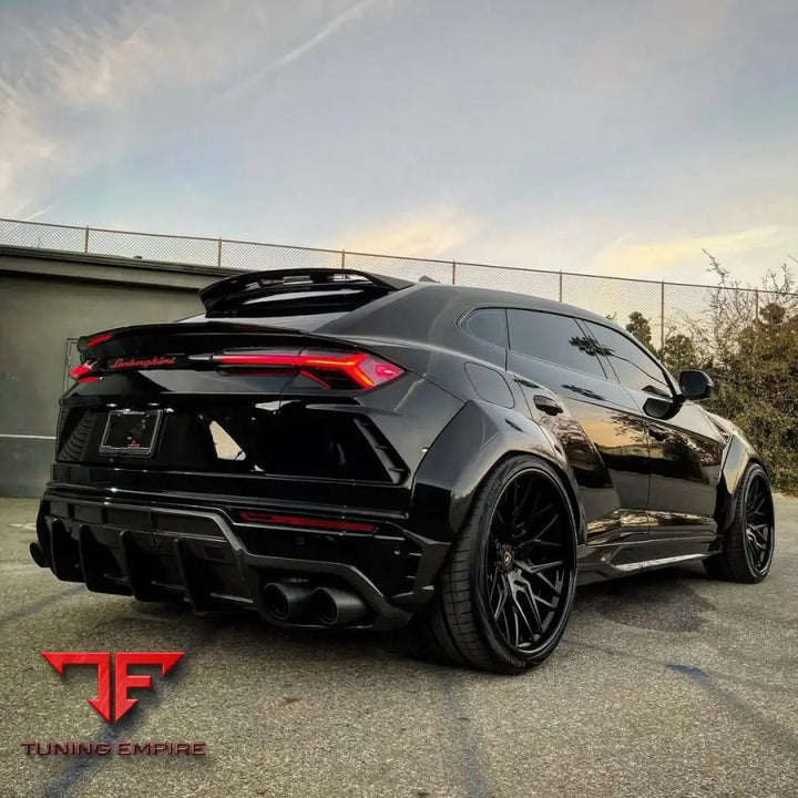 LAMBORGHINI URUS EVO R DRY CARBON BODY KIT