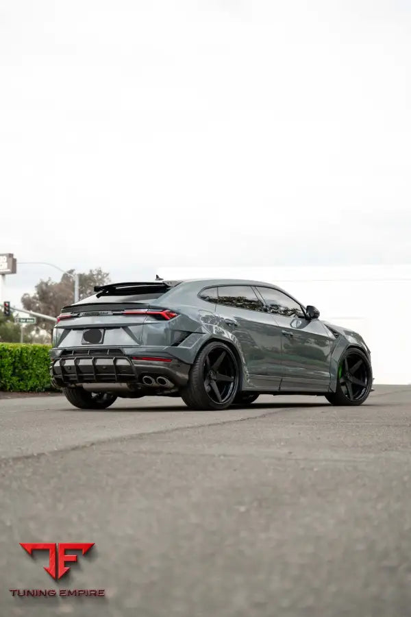 LAMBORGHINI URUS WHEELS AND EXHAUST SYSTEM