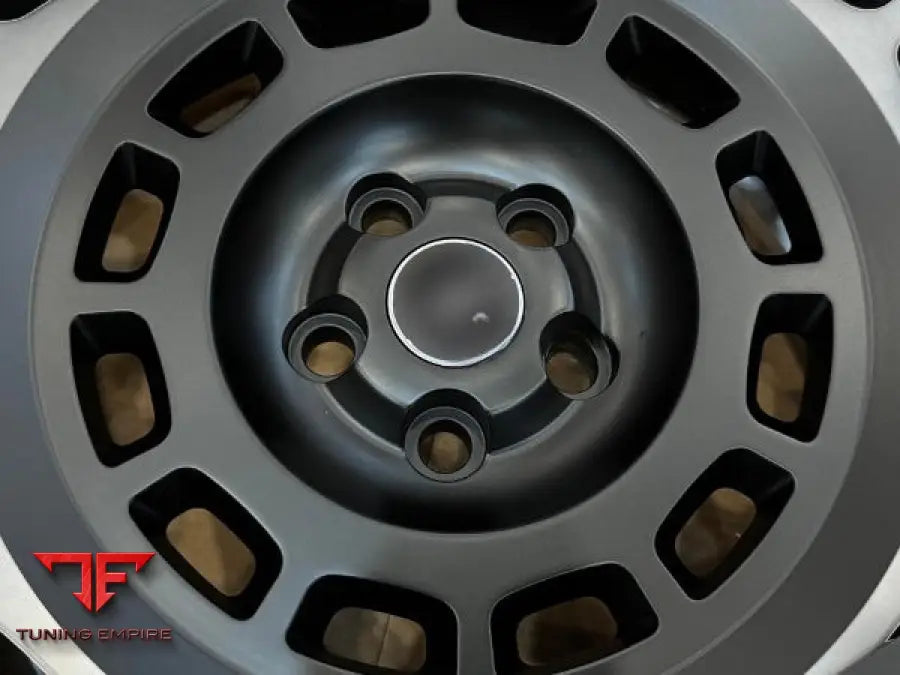 RANGE ROVER WHEEL DEFENDER 90 V8 2025